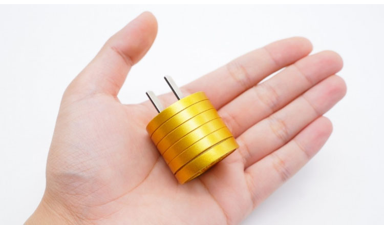 20w快充充電器拿在手上質(zhì)量感很強(qiáng)，外觀金光閃閃
